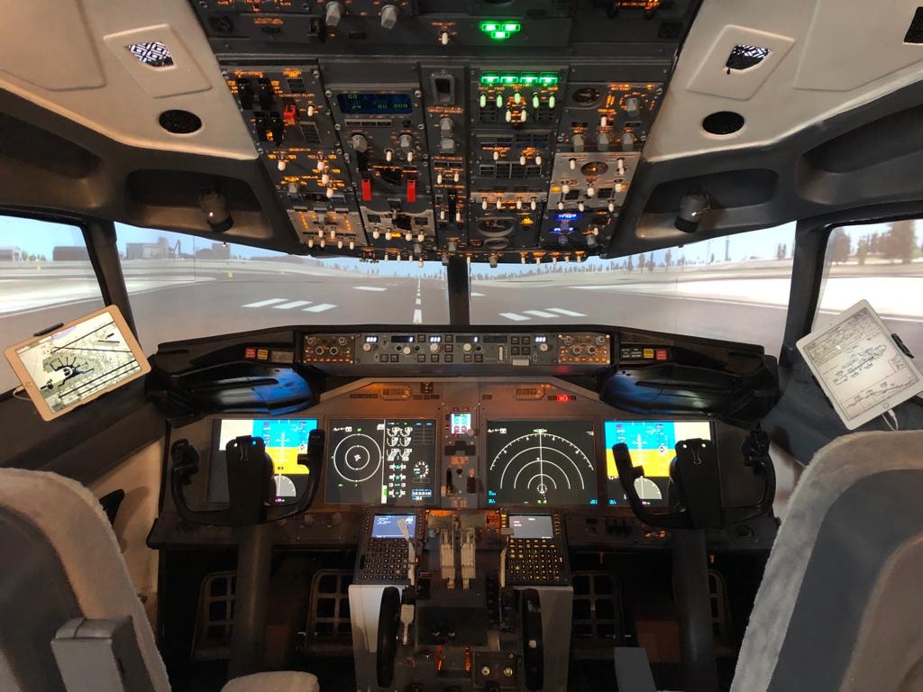 Airliner cockpit simulator